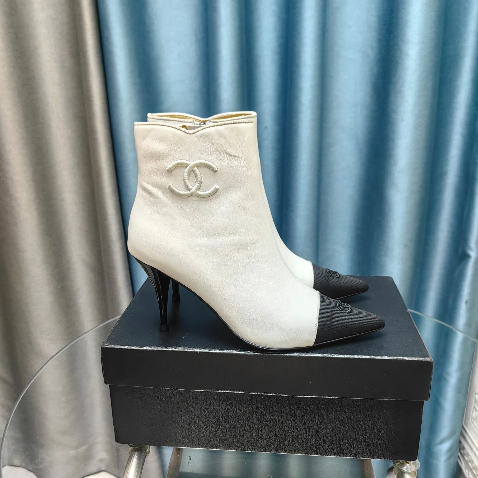 👟👟Ex-factory price 700👟👟Chanel 24B new pointed toe double C embroidered short boots Super handsome shoe shape😎 Cowhide upper, sheepskin lining, genuine leather outsole, 8cm heel height, Size: 35-39, other sizes can be customized